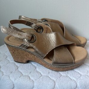 Clarks Women's Giselle Loop Metallic Gold Leather Wedge Sandal Size 8.5